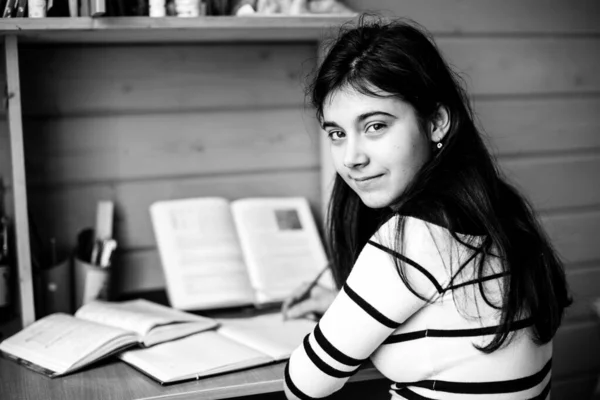 Studentessa Che Compiti Seduto Tavolo Nella Stanza Fotografia Bianco Nero — Foto Stock