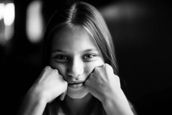 Yaşındaki Tatlı Bir Kızın Yakın Plan Portresi Siyah Beyaz Fotoğraf — Stok fotoğraf