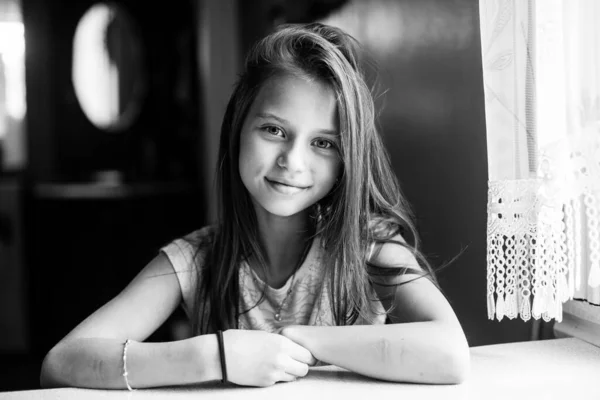 Schattig Tienjarig Meisje Dat Poseert Voor Camera Aan Tafel Zwart — Stockfoto