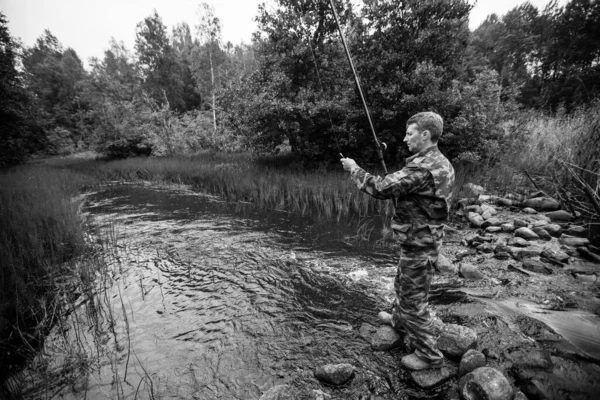 Fischer Der Auf Steinen Steht Und Fluss Fische Fängt Schwarz — Stockfoto
