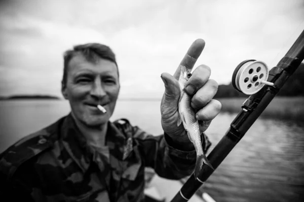Rybář Chytá Ryby Jezeře Černobílá Fotografie — Stock fotografie