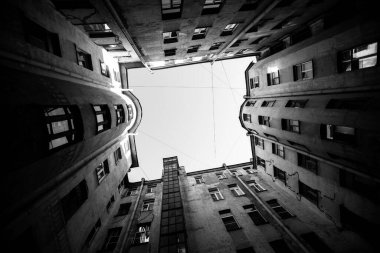 St. Petersburg 'un eski bölgesindeki klasik bahçe kuyusu. Siyah beyaz fotoğraf..