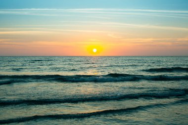 Okyanus kıyısında güzel bir gün batımı.