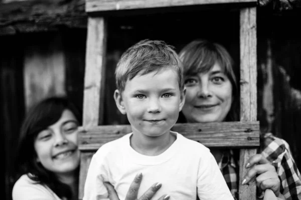 Kind Mit Seiner Mutter Und Seiner Älteren Schwester Schwarz Weiß — Stockfoto