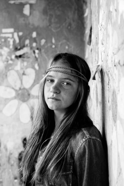 Portrait Von Jungen Süßen Mädchen Hippie Schmutzigen Hintergrund Schwarz Weiß — Stockfoto