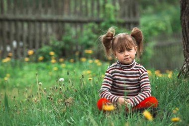 Parktaki kameraya poz veren küçük tatlı kız.. 