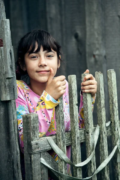 Teenage Girl Standing Vintage Rural Fence — Stock Photo, Image