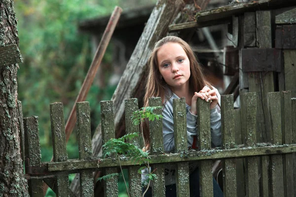 Έφηβη Κοπέλα Στέκεται Κοντά Vintage Αγροτικό Φράχτη — Φωτογραφία Αρχείου