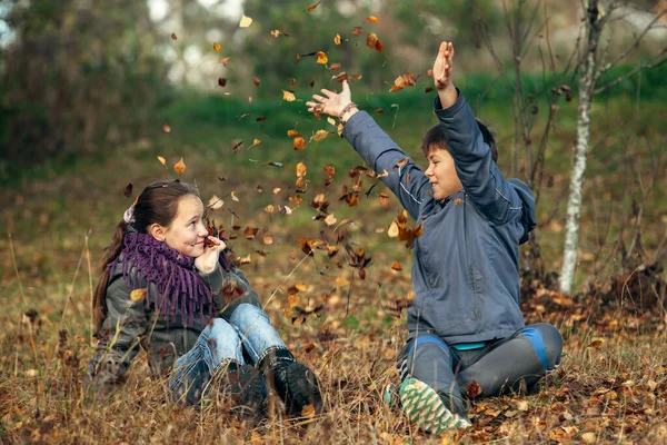Pár Teenagerů Romanticky Hraje Listím Parku — Stock fotografie