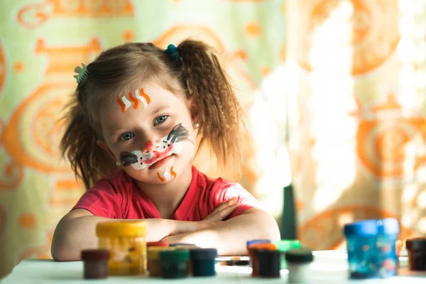 Маленькая Девочка Рисует Краской Лица — стоковое фото