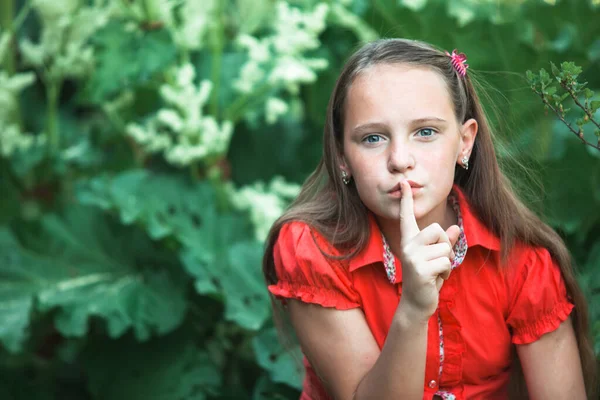 Tini Fiatal Lány Ujjával Szája Fölött Csendben — Stock Fotó