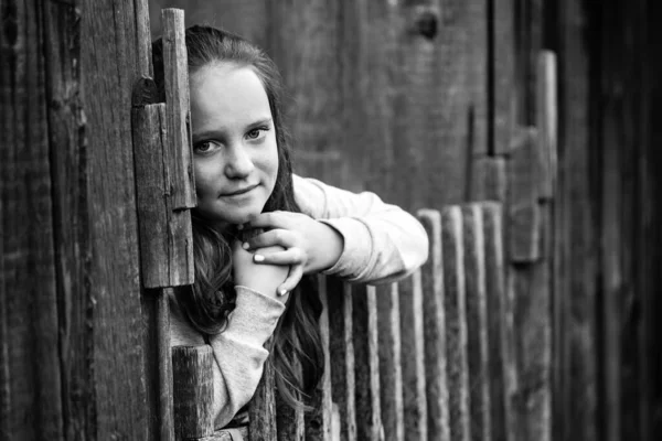 Portrét Teengirl Stojící Poblíž Vinobraní Venkovského Plotu Černobílá Fotografie — Stock fotografie