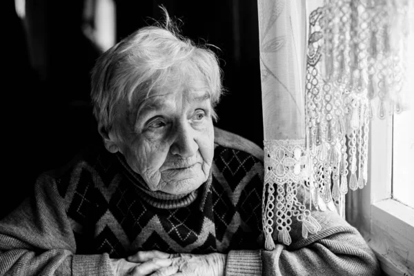 Une Vieille Femme Regardant Par Fenêtre Photographie Noir Blanc — Photo