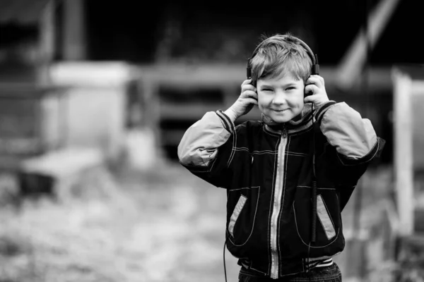 Niño Pequeño Con Auriculares Aire Libre Foto Blanco Negro —  Fotos de Stock