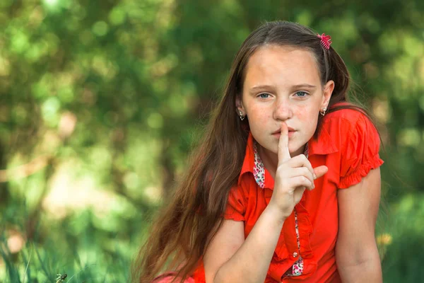 Zwijgen Tiener Met Haar Vinger Haar Mond — Stockfoto