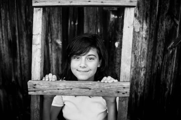 Köydeki Genç Kızın Portresi Siyah Beyaz Fotoğraf — Stok fotoğraf