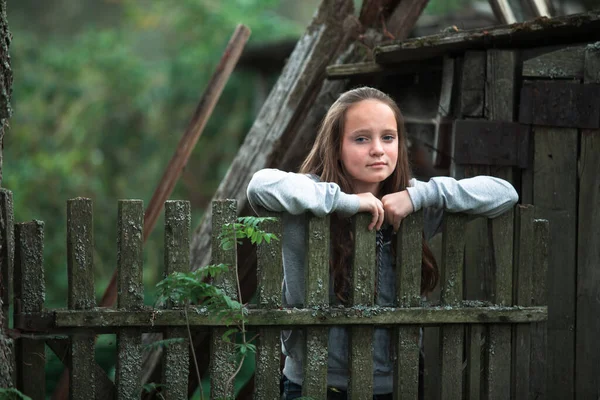 Teengirl Στέκεται Κοντά Vintage Αγροτικό Φράχτη Στο Χωριό — Φωτογραφία Αρχείου