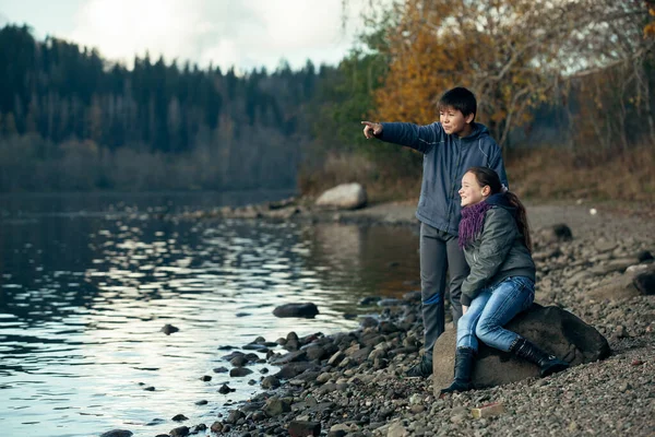 Casal Adolescentes Romanticamente Encontro Perto Rio Norte Rússia — Fotografia de Stock