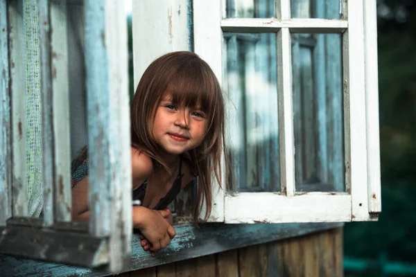 Menina Bonito Pouco Olha Para Fora Casa Rural Janela — Fotografia de Stock