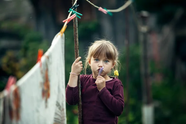 Kleines Süßes Mädchen Mit Wäscheklammer Dorf — Stockfoto