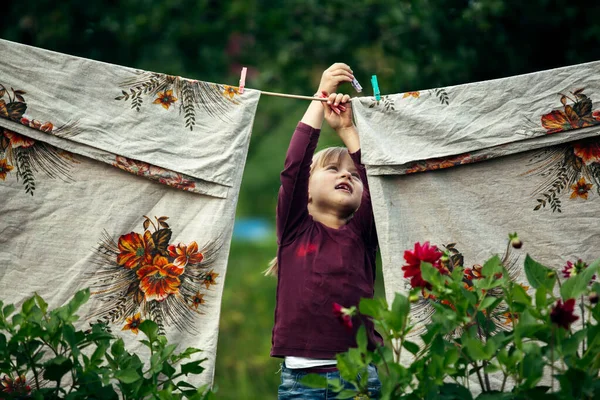 Kleine Süße Lustige Mädchen Mit Wäscheklammer Und Wäscheleine — Stockfoto