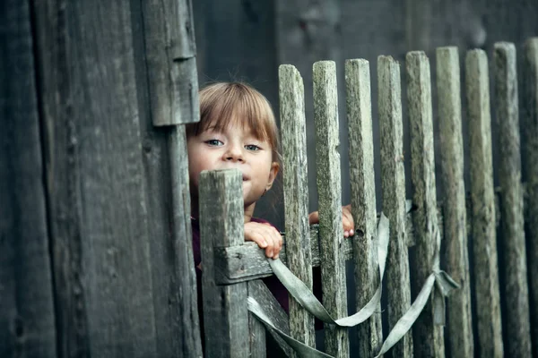 Klein Schattig Grappig Meisje Buurt Vintage Landelijke Hek — Stockfoto