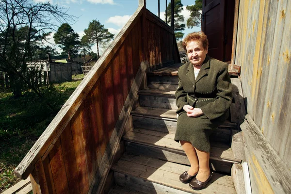 Kırsal Bir Evin Verandasında Oturan Yaşlı Kadın — Stok fotoğraf