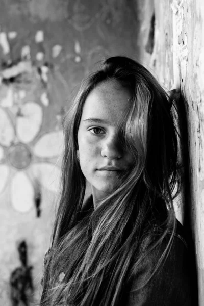 Junges Langhaariges Mädchen Alte Schmutzige Mauer Hintergrund Schwarz Weiß Foto — Stockfoto