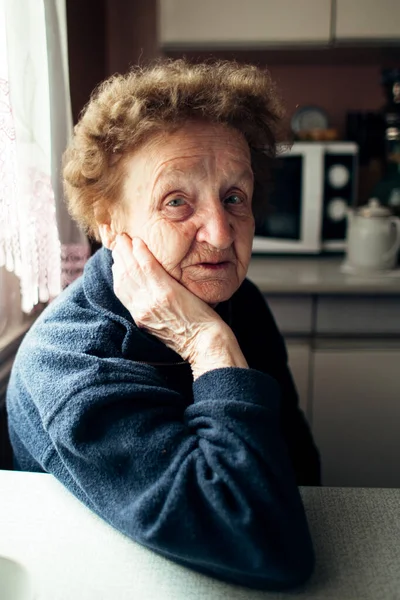 Portret Van Een Oude Vrouw Keuken Het Platteland Stockfoto