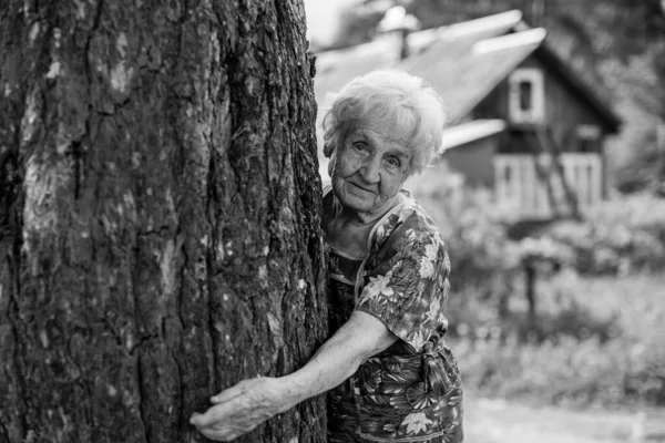 Стара Жінка Обіймає Дерево Селі Чорно Біле Фото — стокове фото