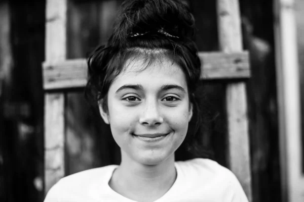 Retrato Menina Adolescente Livre Fotografia Preto Branco — Fotografia de Stock
