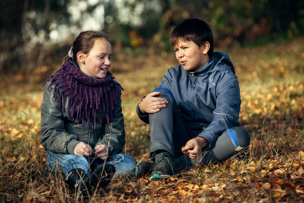 Pár Teenagerů Romanticky Schází Parku — Stock fotografie