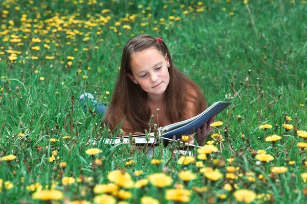 Uma Menina Adolescente Livro Grama Verde — Fotografia de Stock