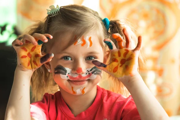 小可爱有趣的女孩画家 脸上涂满了颜料 — 图库照片