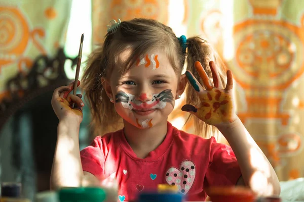 Kleine Lustige Künstlerin Mit Gesichtsfarbe — Stockfoto