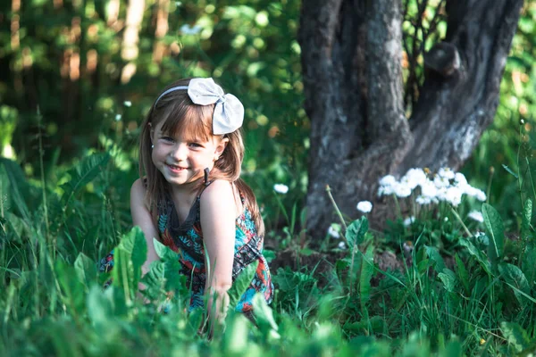 Маленька Дівчинка Грає Парку — стокове фото