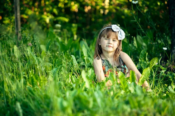 Kicsi Aranyos Lány Játszik Zöld Fűben — Stock Fotó