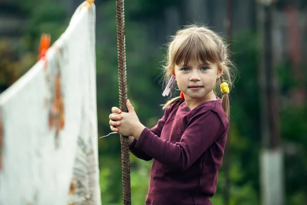 Schöne Kleine Mädchen Mit Wäscheklammer Freien — Stockfoto