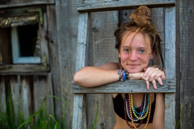 Taşralı bir kız, etkileyici bir görünüşü var..