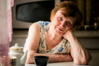 Evinin mutfağında yaşlı bir kadının portresi..