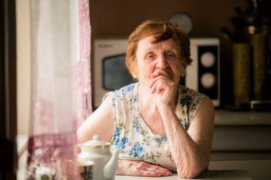 Evinde yaşlı bir kadının portresi..