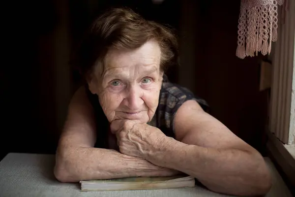 Retrato Uma Velha Mulher Enrugada Quarto Escuro Sentada Uma Mesa Fotos De Bancos De Imagens Sem Royalties