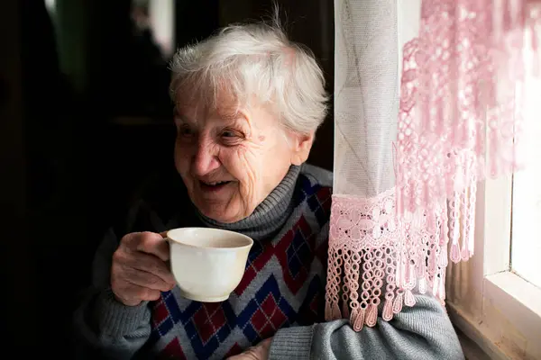 Una Anciana Ríe Bebe Mesa Imágenes de stock libres de derechos