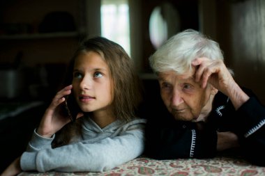 Bir büyükanne torununun telefonda konuşmasını dinler..