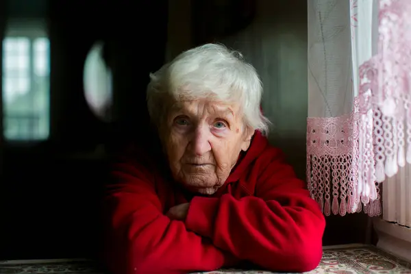 Retrato Una Triste Anciana Pelo Gris — Foto de Stock