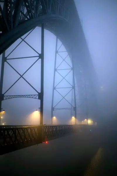 Dom Luis Puente Hierro Por Noche Espesa Niebla Lechosa Oporto Fotos de stock libres de derechos