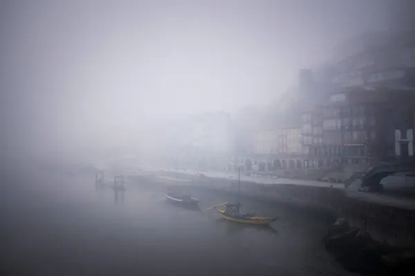 Vue Front Mer Ribeira Dans Brouillard Épais Porto Portugal Images De Stock Libres De Droits