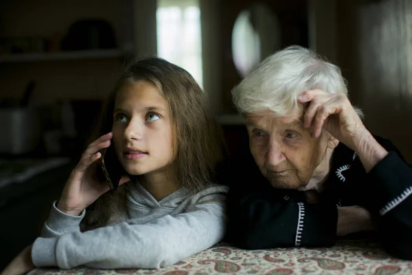 Eine Großmutter Hört Ihrer Enkelin Beim Telefonieren Stockbild