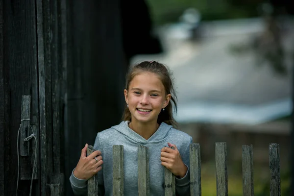 Uma Adolescente Fica Perto Uma Sebe Madeira Uma Fazenda Fotografias De Stock Royalty-Free