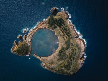 Azores 'deki Vila Franca do Campo adasının dikey aşağı bakan görüntüsü, kayalıklar ve derin Atlantik sularıyla çevrili dairesel volkanik gölü ortaya çıkarıyor..